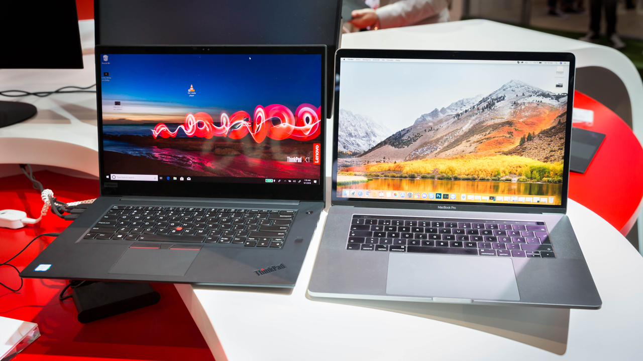 Lenovo X1 Extreme vieri vieressä Macbook Pro 2018:n kanssa 15-tuuman versiona
