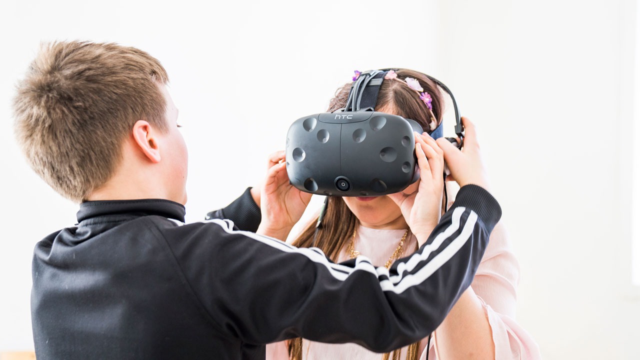 Elever i Björknäs skoleprøve VR-teknologi
