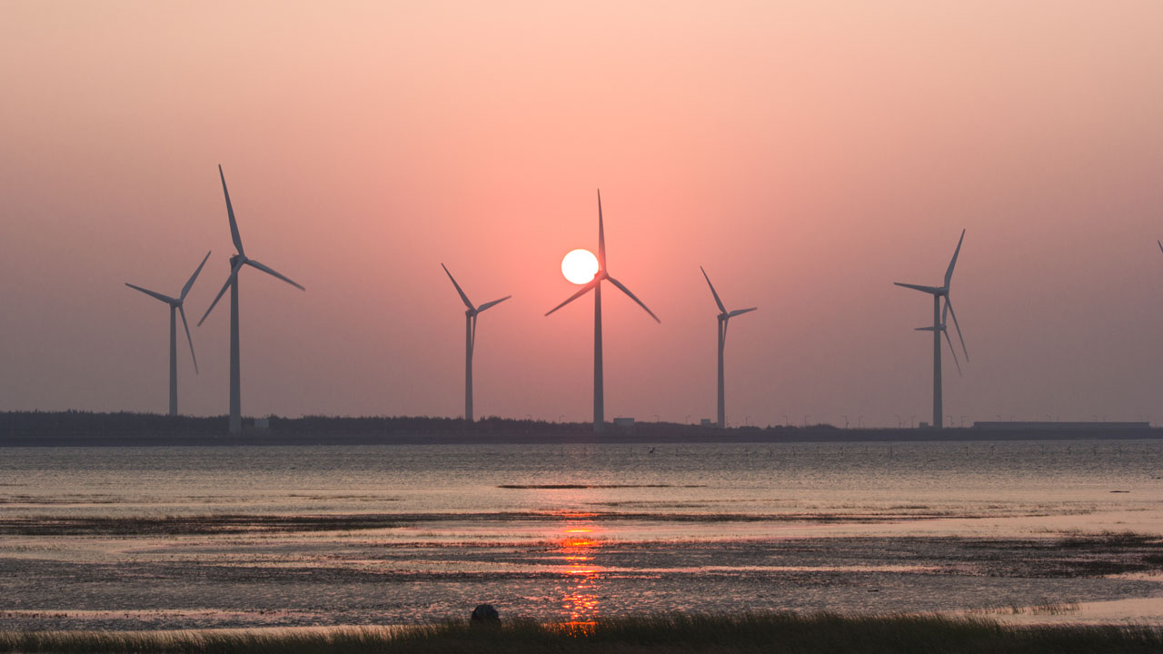 vindkraftverk som symboliserar hållbar energi