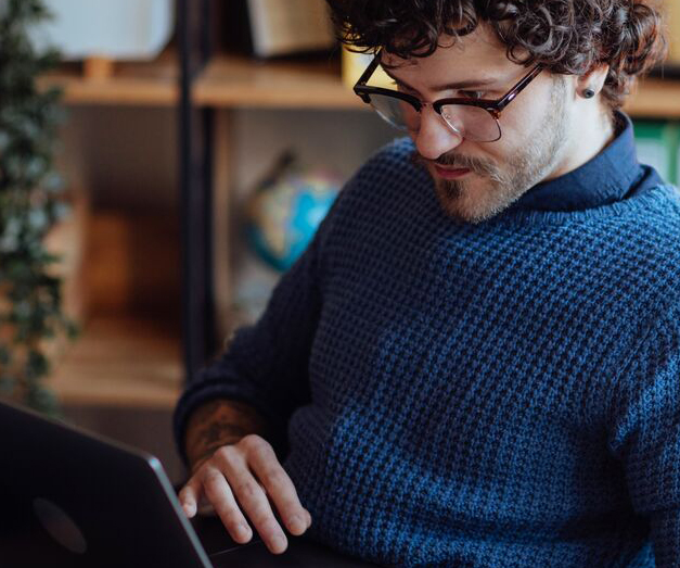 Man die aan zijn computer werkt in een thuisomgeving